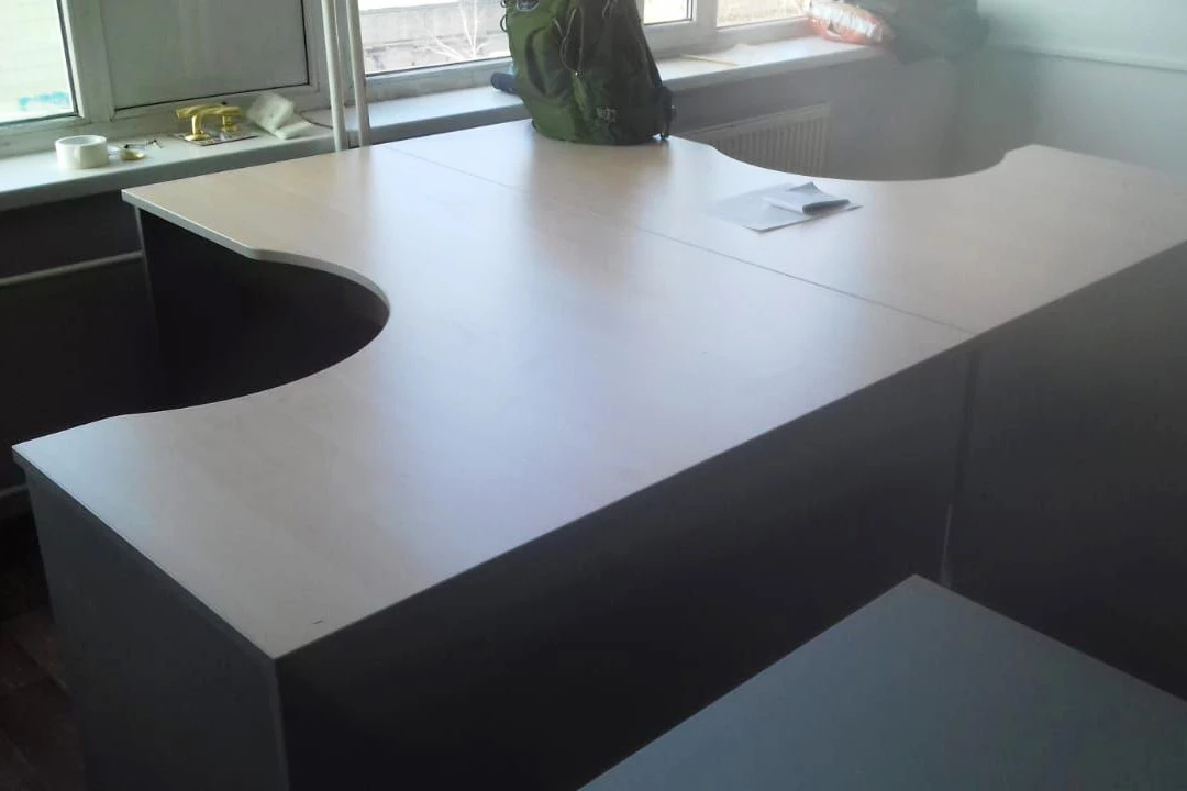 Стол офисный угловой левый 1600x1200x755 Riva фото в интерьере 1